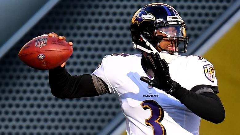 Ex-Ravens QB Robert Griffin III warms up before game with Steelers.