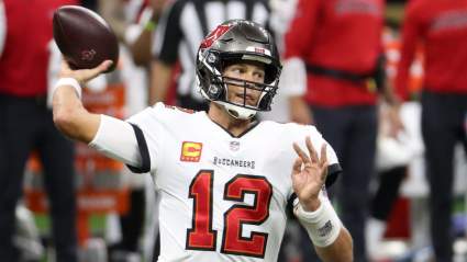 UFC Champ Alexander Volkanovski Catches Pass From Tom Brady [WATCH]