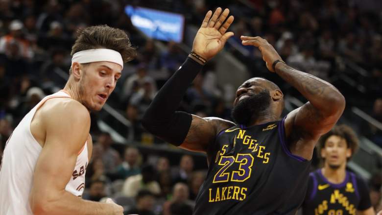 Lakers star LeBron James collides with Spurs player