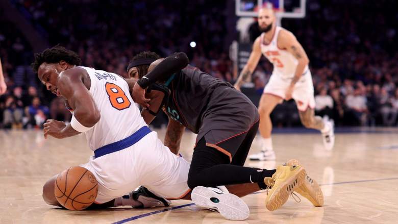 Knicks' OG Anunoby battles for loose ball