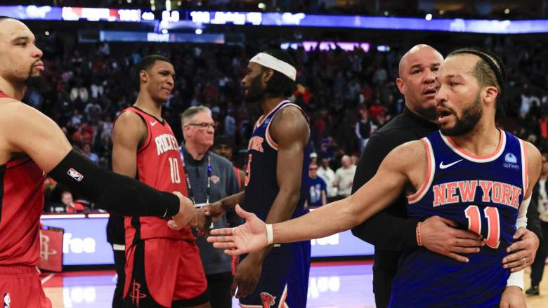 Knick star Jalen Brunson shakes hands with Rockets