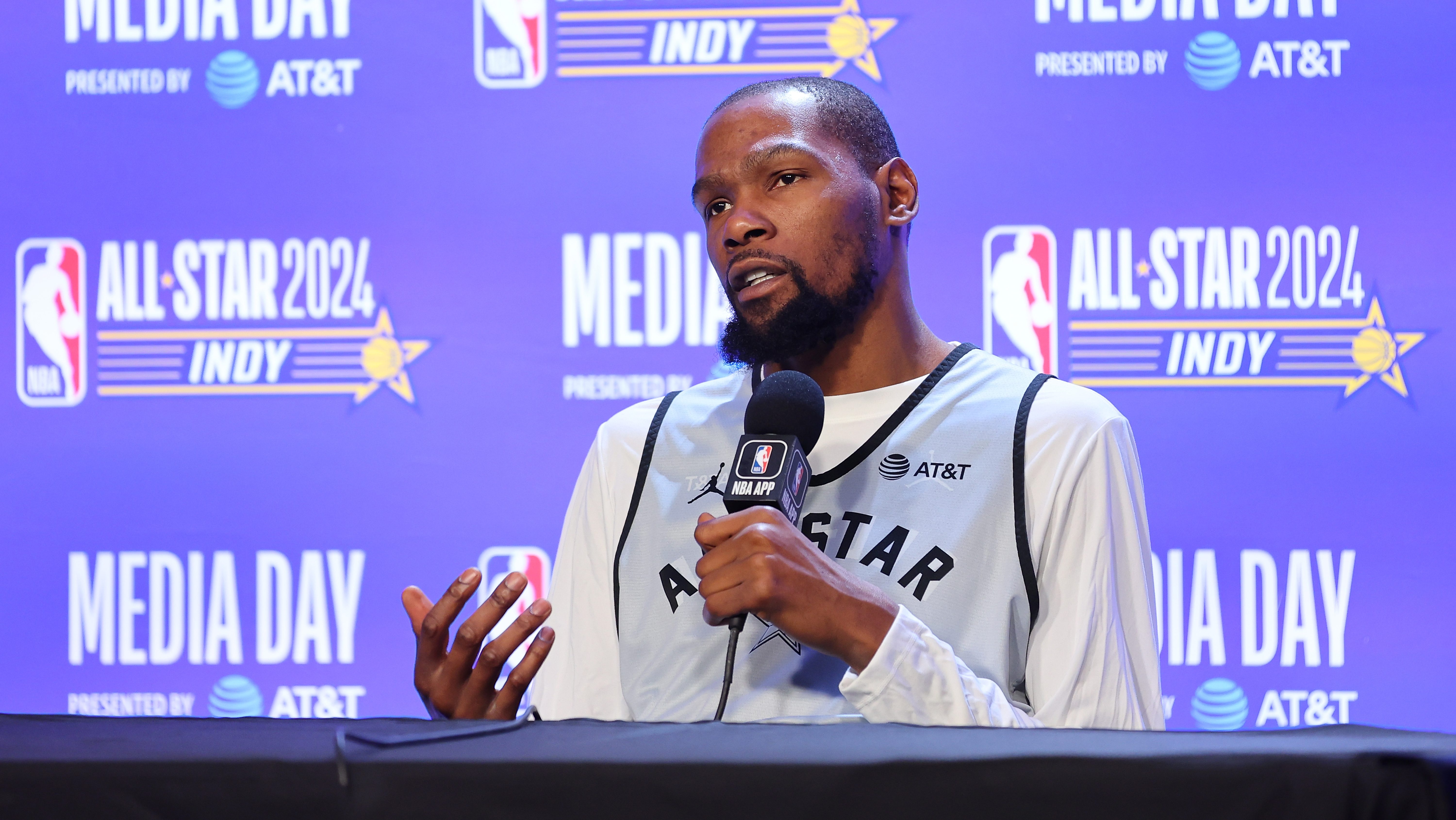 Kevin Durant Fires Back at Suns Legend Charles Barkley 