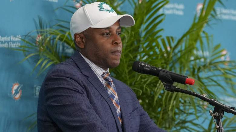Dolphins "conveyed" interest in starting free agent guards but could wait until after NFL draft to make signing.