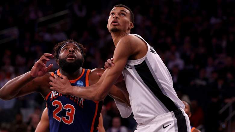 Knicks center Mitchell Robinson against Victor Wembanyama