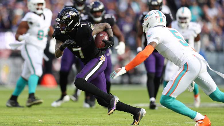 Ravens WR Rashod Bateman evades a tackle during game against Dolphins.