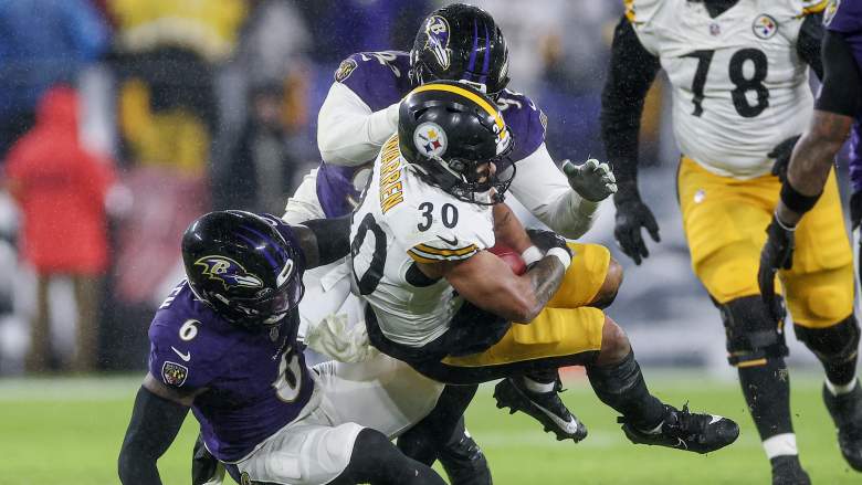 Ravens LB Patrick Queen and DT Justin Madubuike take down Steelers RB Jaylen Warren.