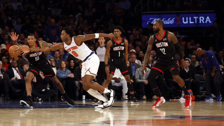 Knicks' OG Anunoby fights for looseball