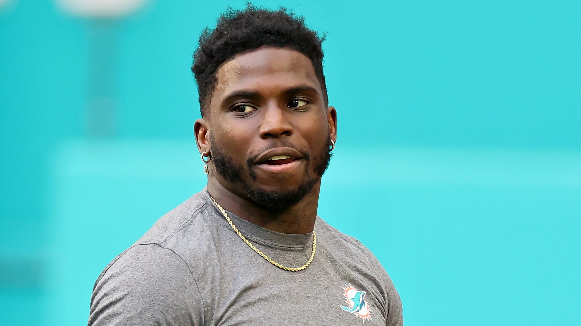 Viral video shows Tyreek Hill's arrest before Dolphins game