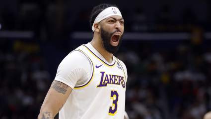 Lakers Insider Offers Unsettling Update on Anthony Davis’ Injury