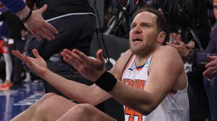 Knicks Big Man Dragged After Apparent Awards-Voting Blunder