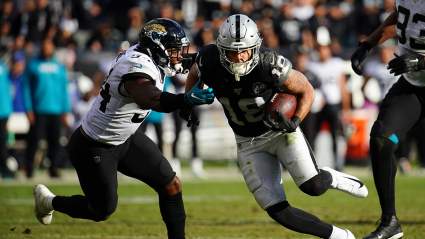 Raiders Re-Sign Big-Bodied Fan Favorite WR