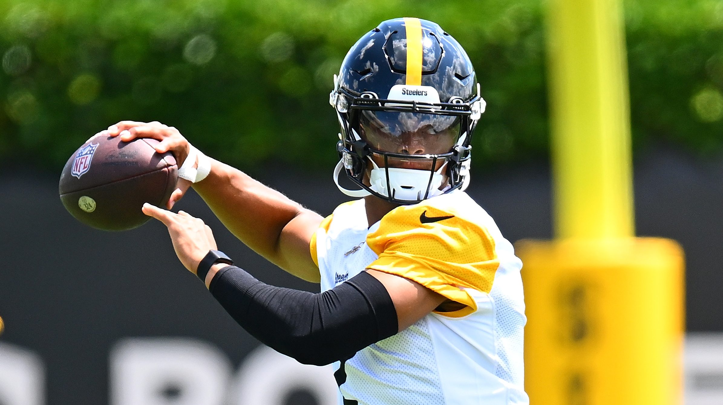 Steelers Reporter Reveals Likelihood Of Justin Fields 'Bridge' Deal