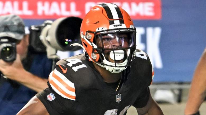 Ex-Browns running back John Kelly has signed with the Ravens.