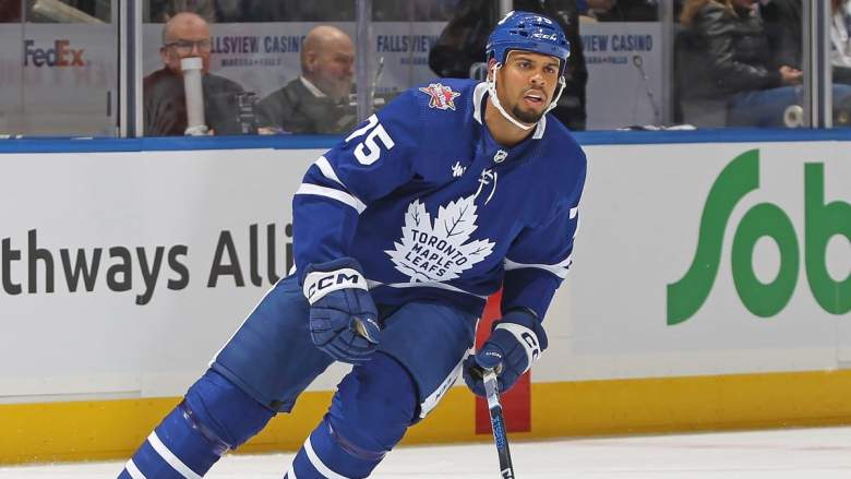 Trade Pitch Sends Maple Leafs' Reaves to Blackhawks