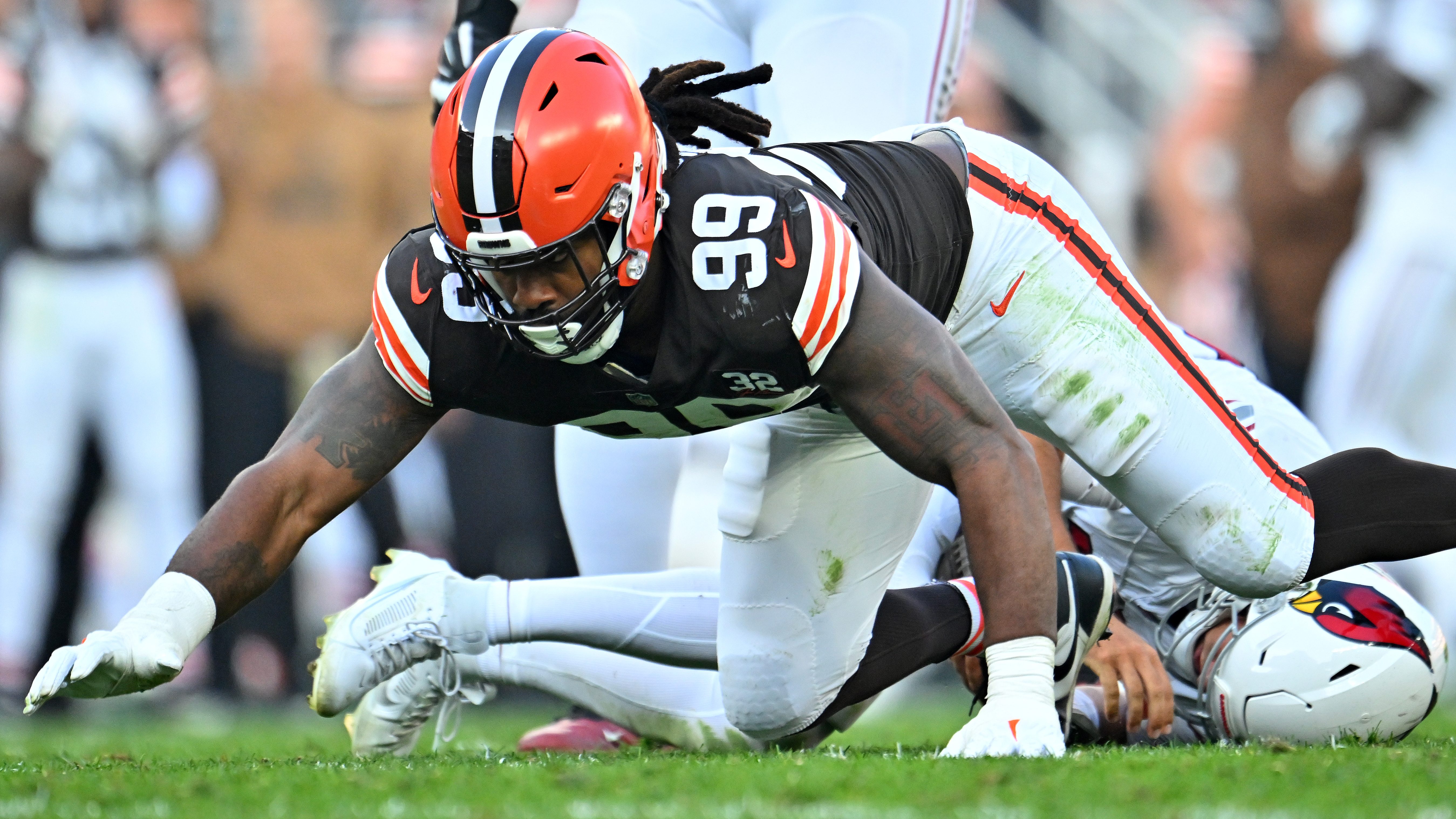 Browns Ink New Pass-Rusher After Za'Darius Smith Injury