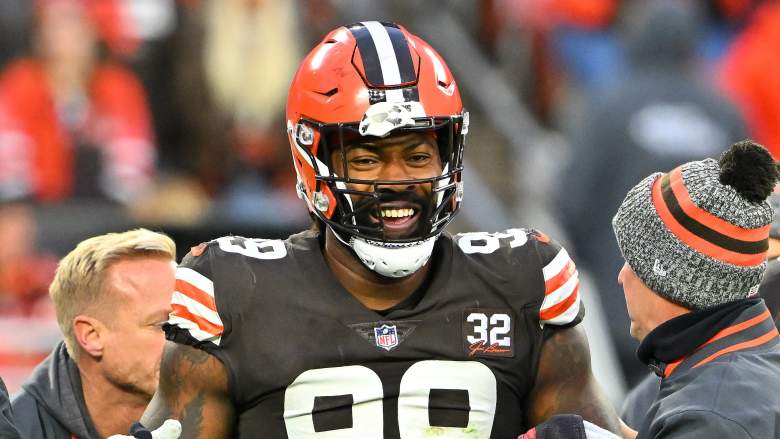 The injury to Cleveland Browns defensive end Za'Darius Smith isn't expected to be serious.