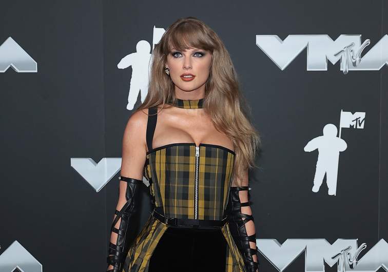 Taylor Swift poses at the 2024 MTV Video Music Awards.