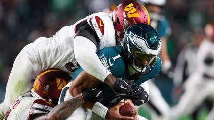 Injury Scare For Eagles’ $255 Million Franchise QB Against NFC East Rival