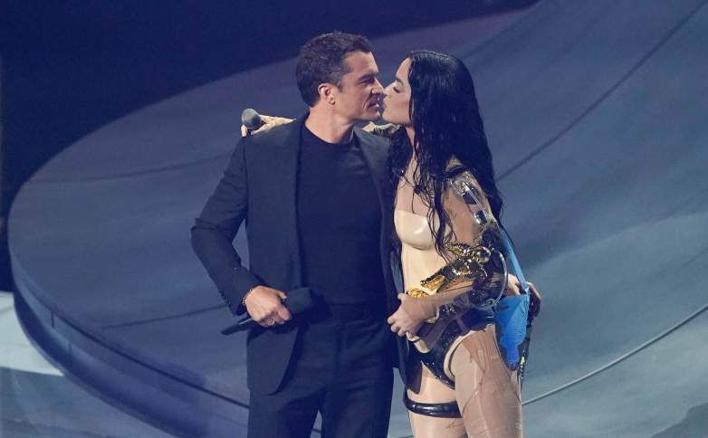 Katy Perry Kisses Orlando Bloom