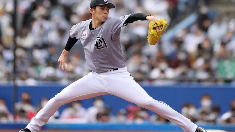 Roki Ssasaki pitches