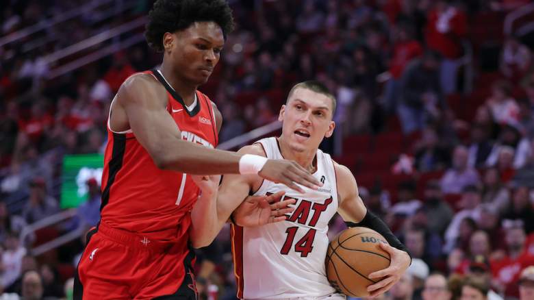 Amen Thompson (l) and Tyler Herro (r) battling.