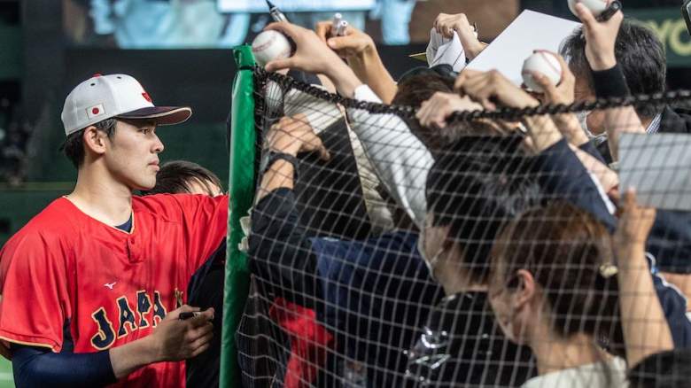 Roki Sasaki signs autographs