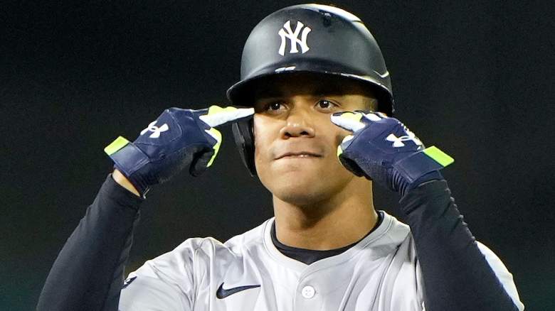 Juan Soto points at his eyes.