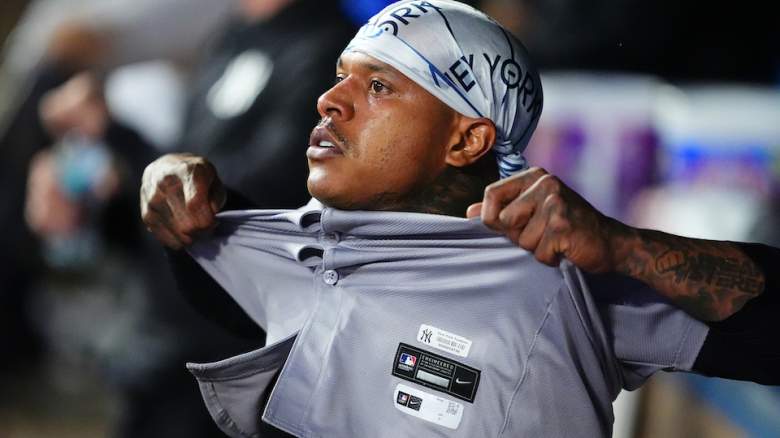 Marcus Stroman pulls up his shirt