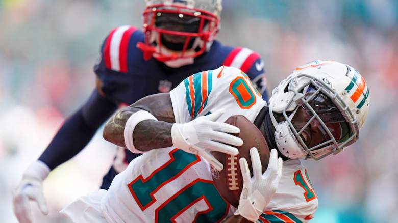 Tyreek Hill catches a pass