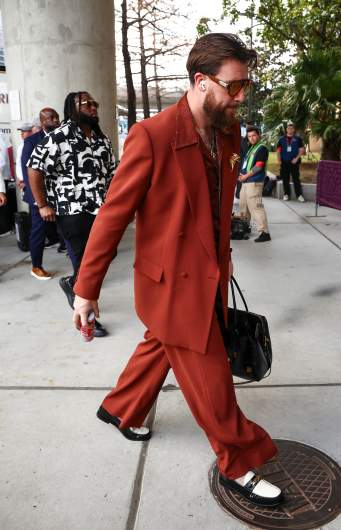 travis kelce super bowl outfit