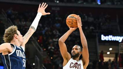 Lakers Sign 7-Foot Shot Blocker in Surprise Roster Move