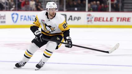 Blackhawks 40-Point Defender Linked to 4 Teams: Insider