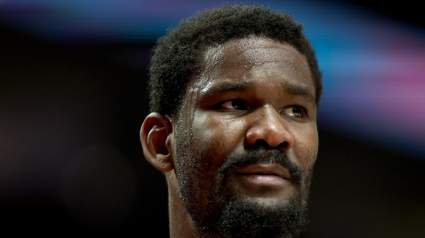 Lakers Eye RFA Center Despite Deandre Ayton Addition