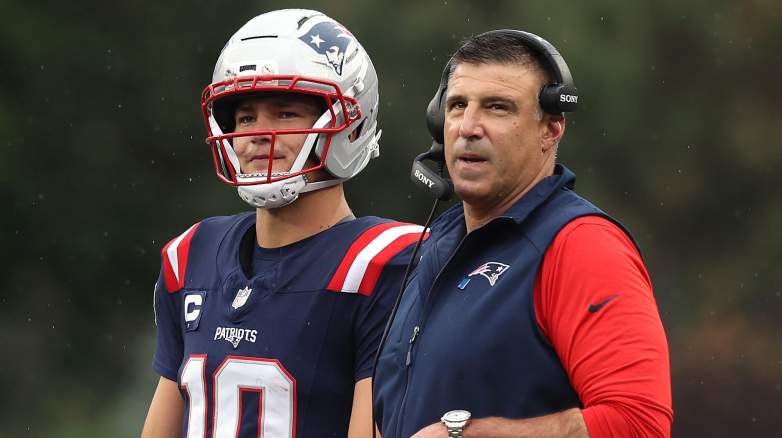 Head coach Mike Vrabel of the New England Patriots speaks with Drake Maye