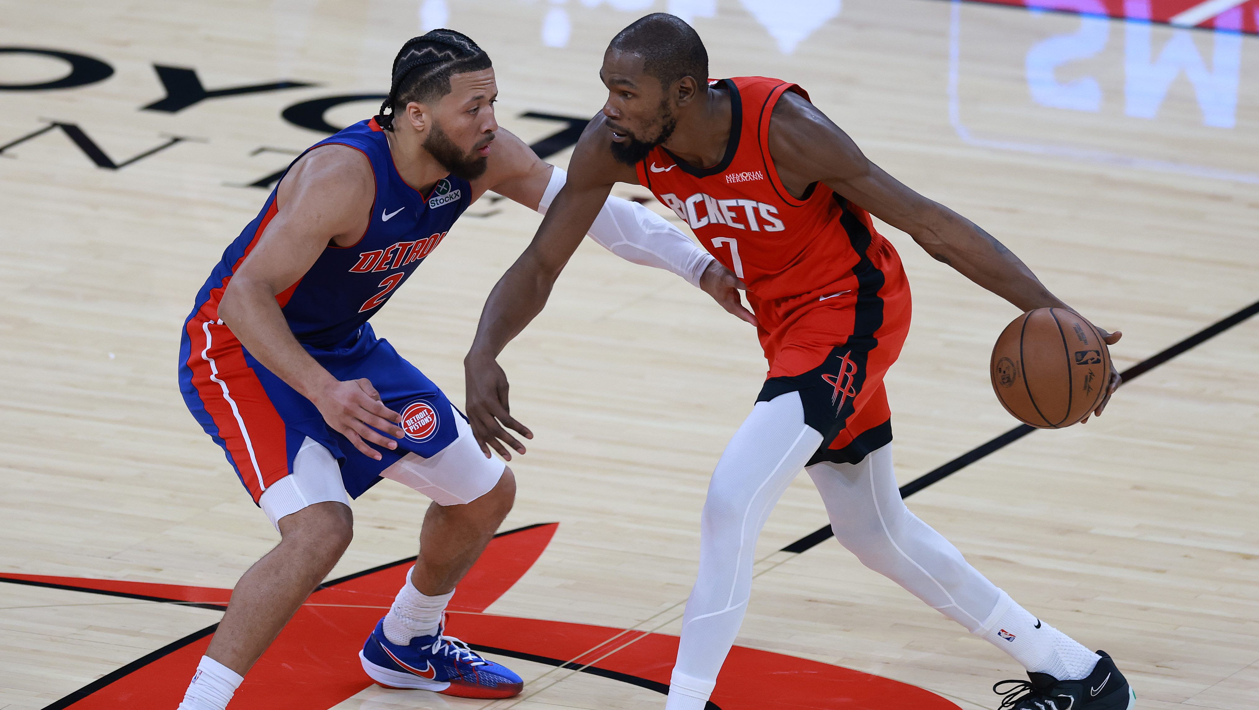 Cade Cunningham defending Kevin Durant