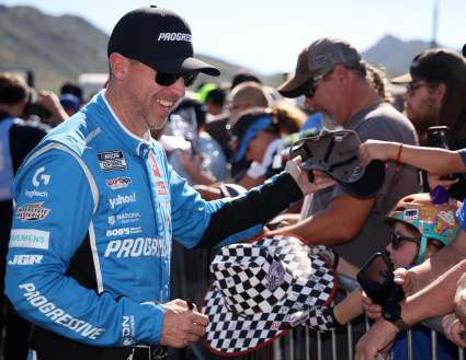 Hamlin on Pole for NASCAR Cup Championship Race at Phoenix
