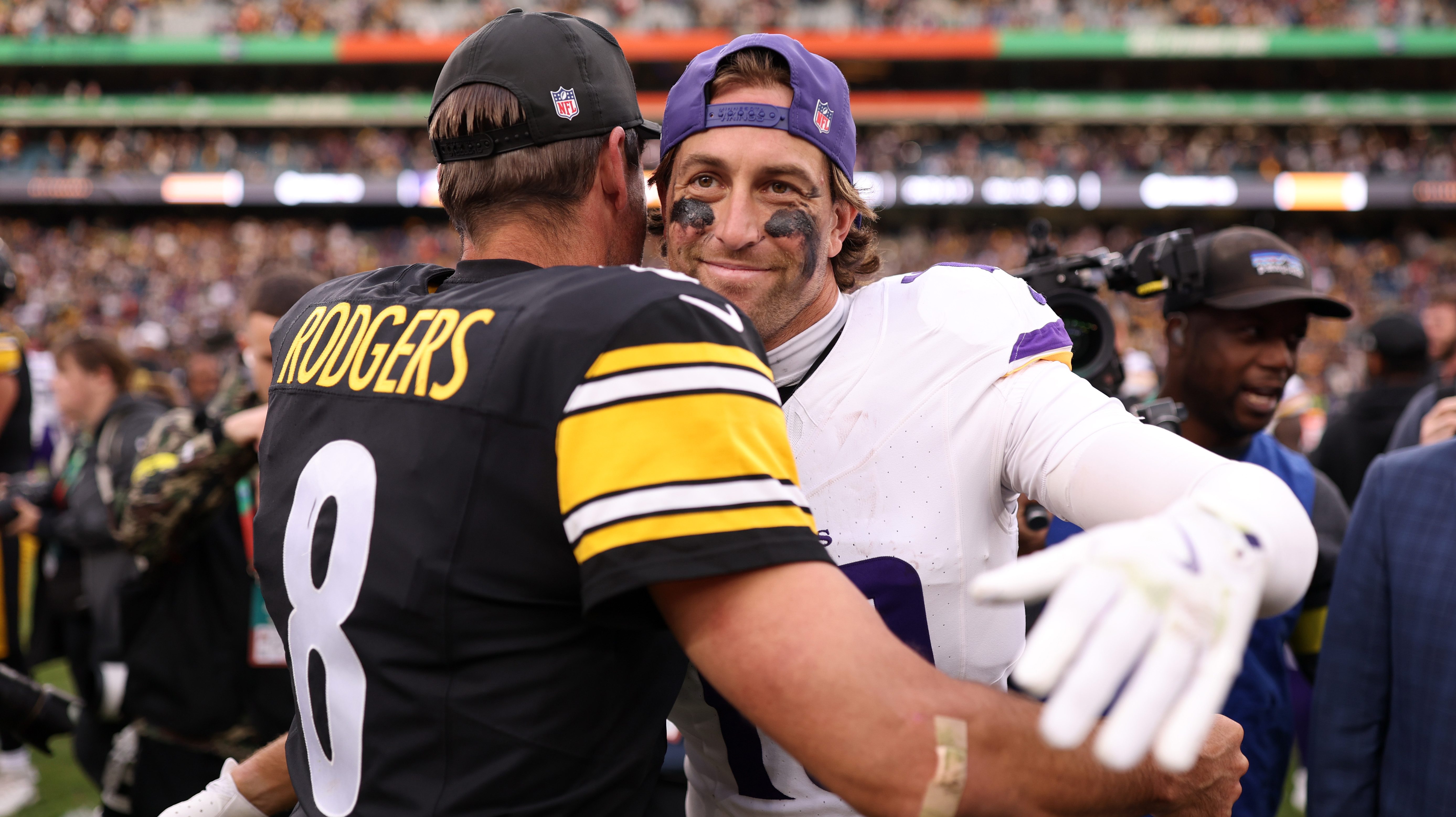 Ex-Vikings WR Adam Thielen reconsiders retirement amid Rodgers decision 🤔