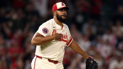 Tigers Sign Active Saves Leader