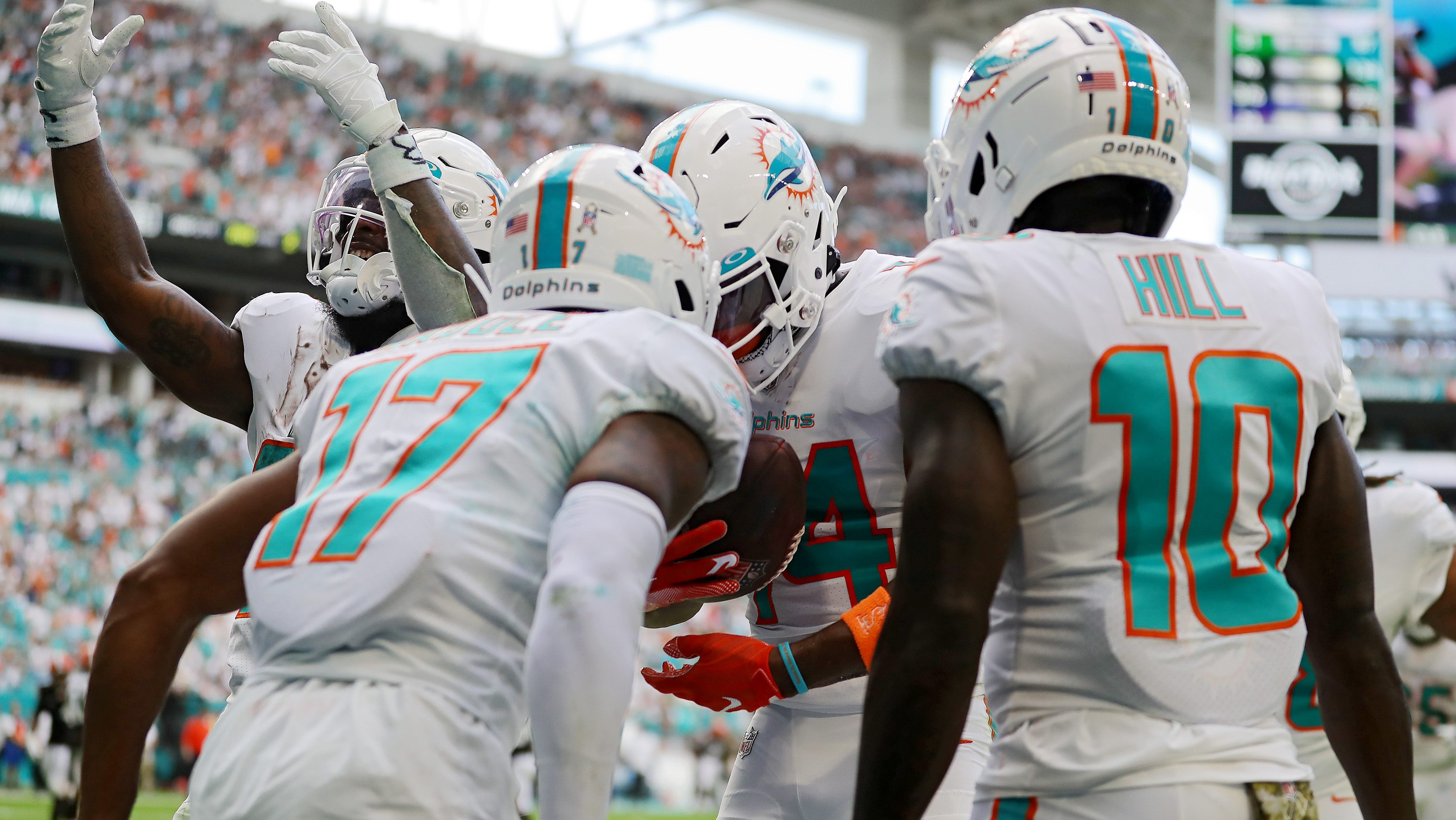Former Dolphins player signs with Patriots before Super Bowl, team confirms.