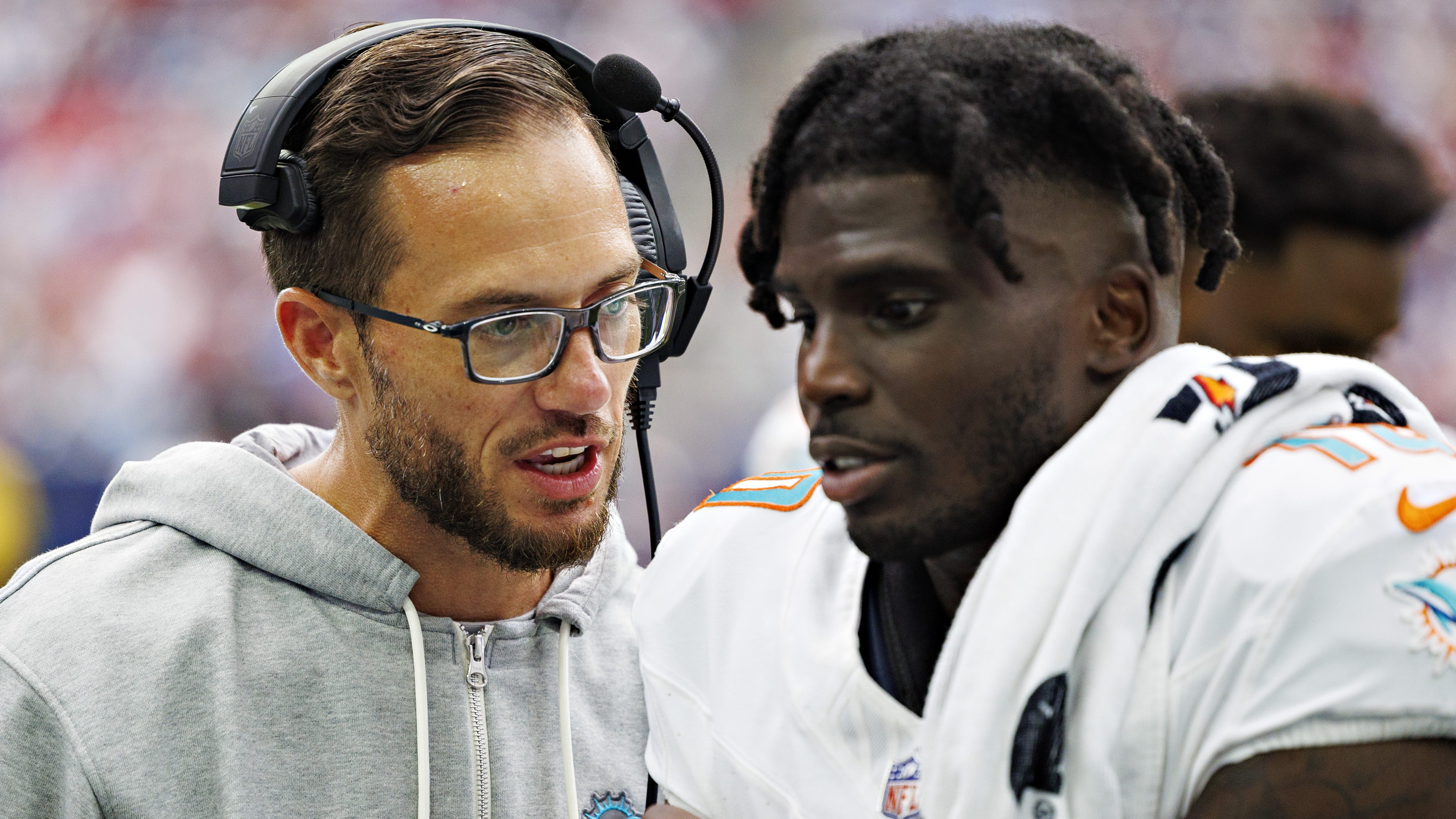 Dolphins WR Tyreek Hill sends a message after Mike McDaniel’s Chargers move 📣