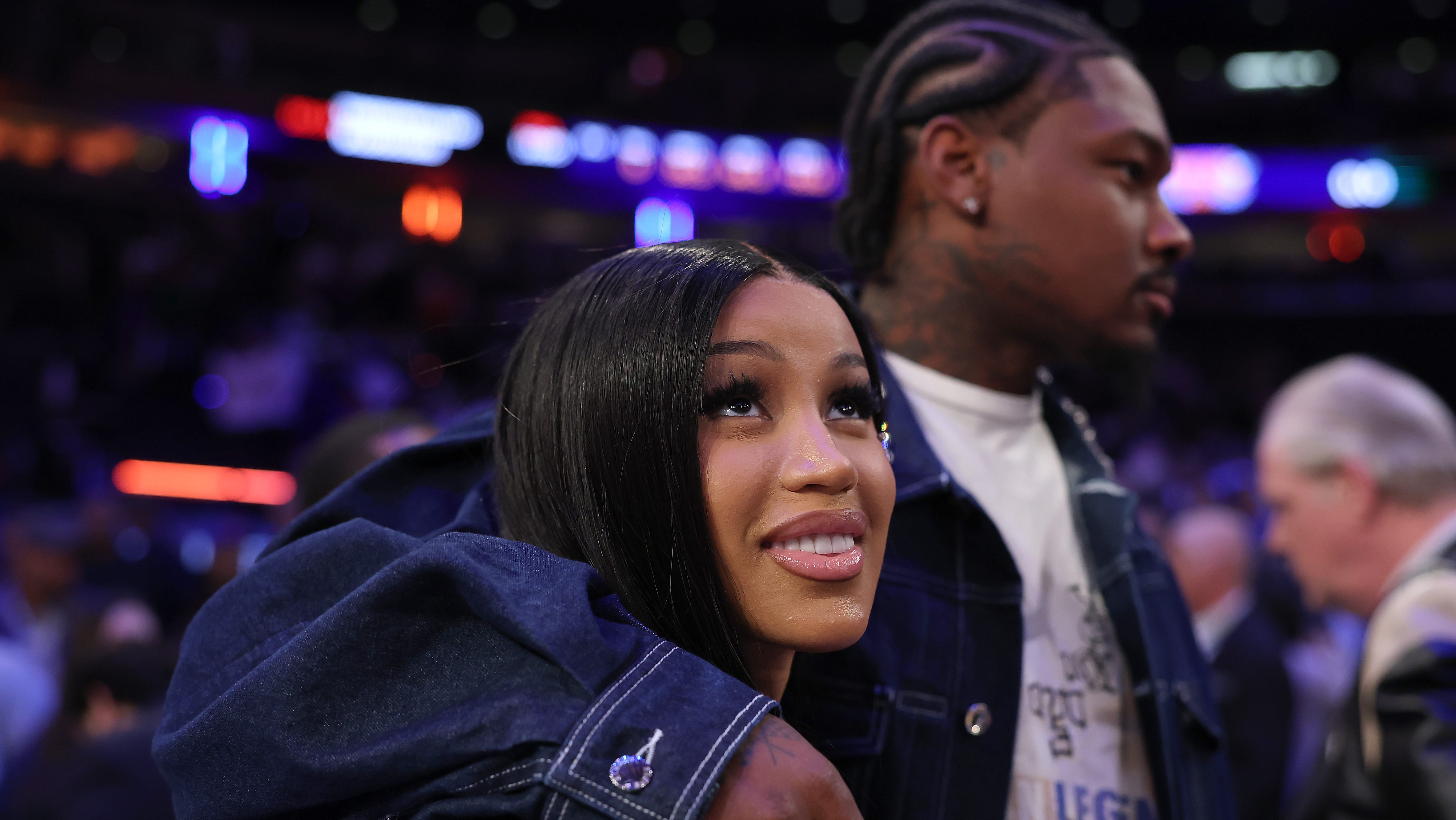Cardi B trolls NFL analysts for picking Texans over Patriots 👀🔥