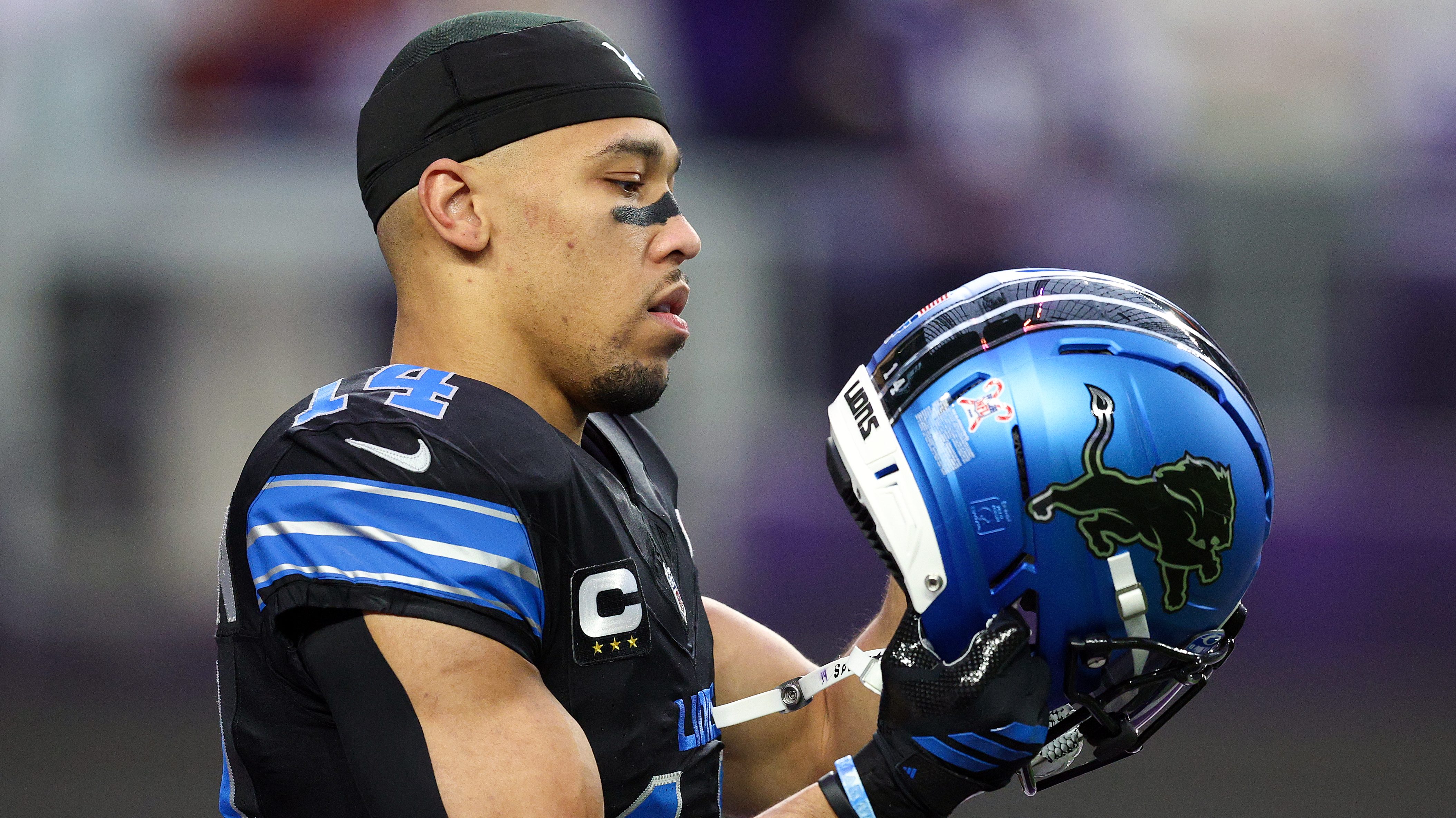 Amon-Ra St. Brown responds to airport crash involving fan in his jersey ✈️