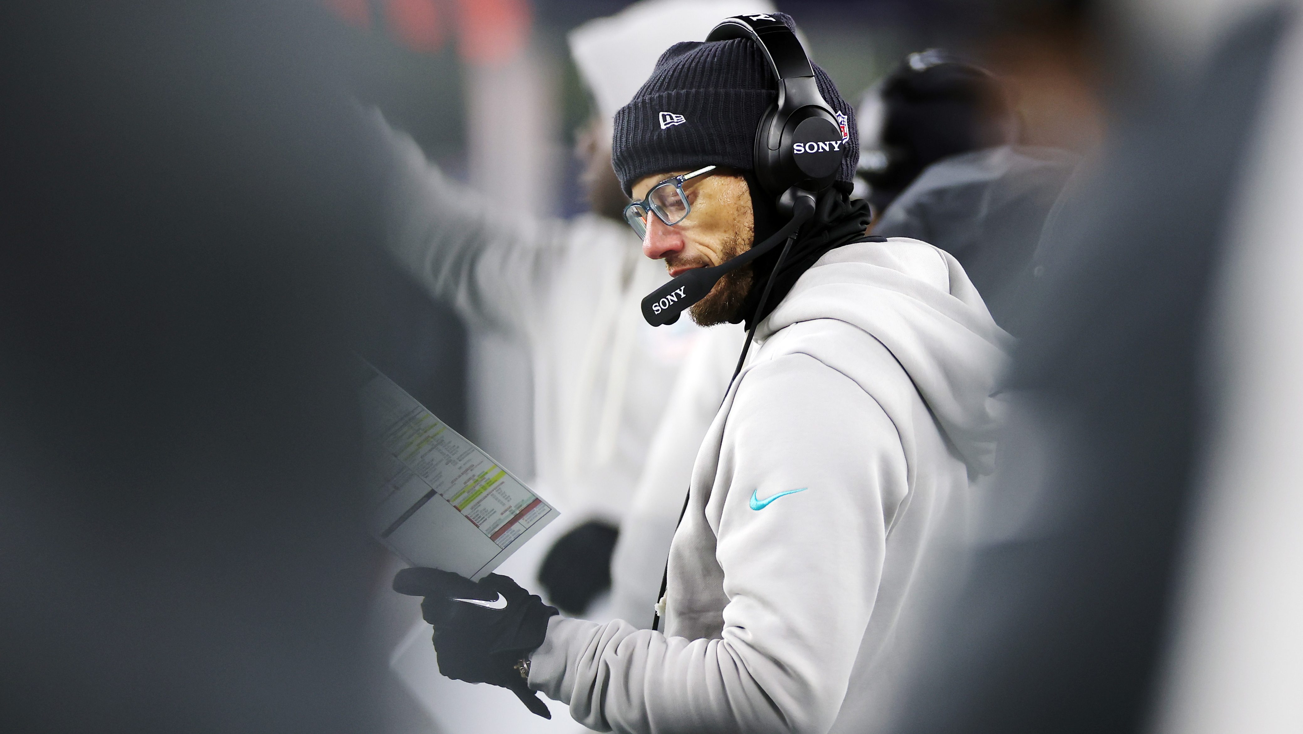 Mike McDaniel subtly takes a shot at the Dolphins after the Chargers hire him 🏈🤔