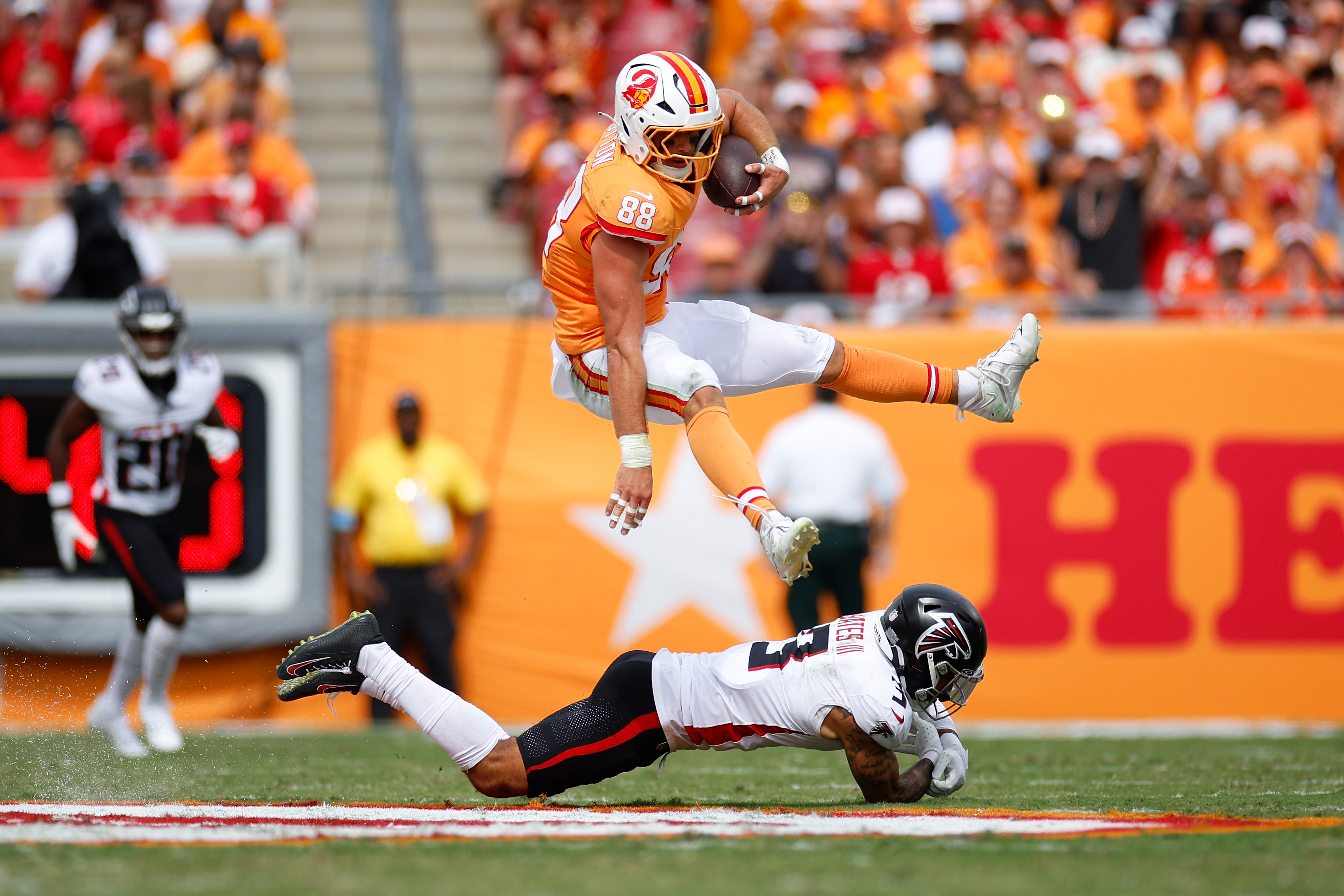 Broncos pushed toward logical TE upgrade as Pro Bowler’s future draws scrutiny.
