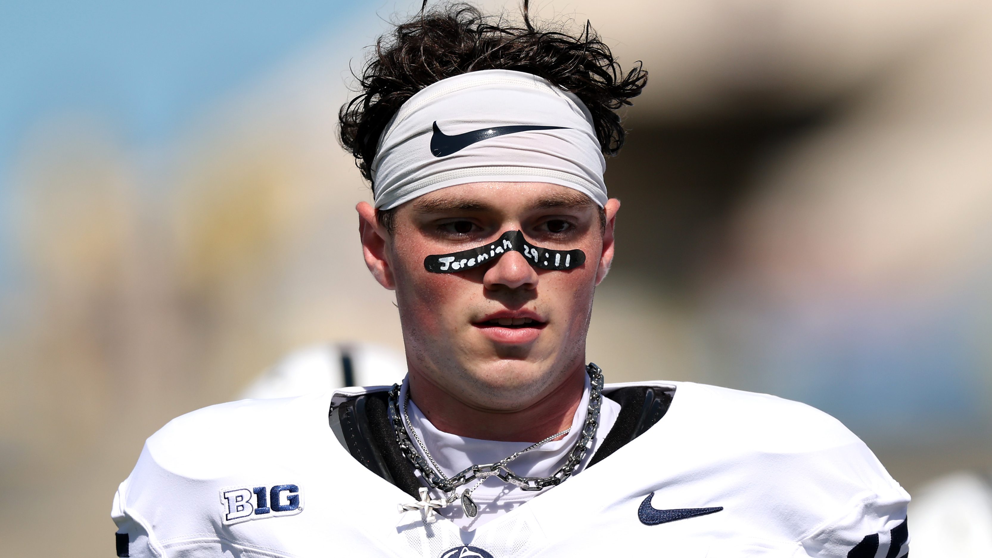 Bucs show interest in 6’5″, 235 lb QB at NFL Combine 🏈✨