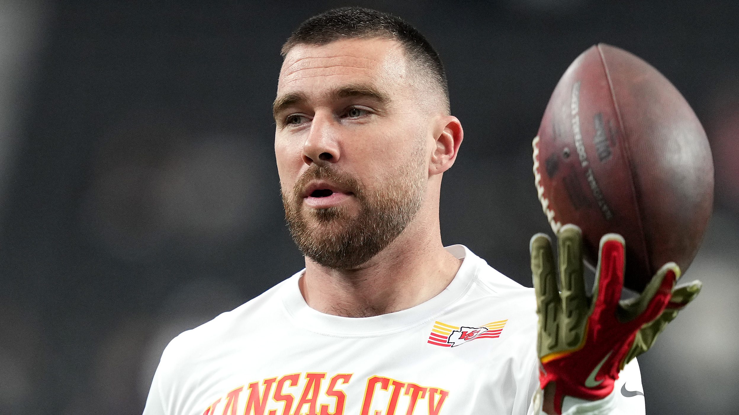 Travis Kelce gets disappointing news at NFL Honors; here’s what happened.