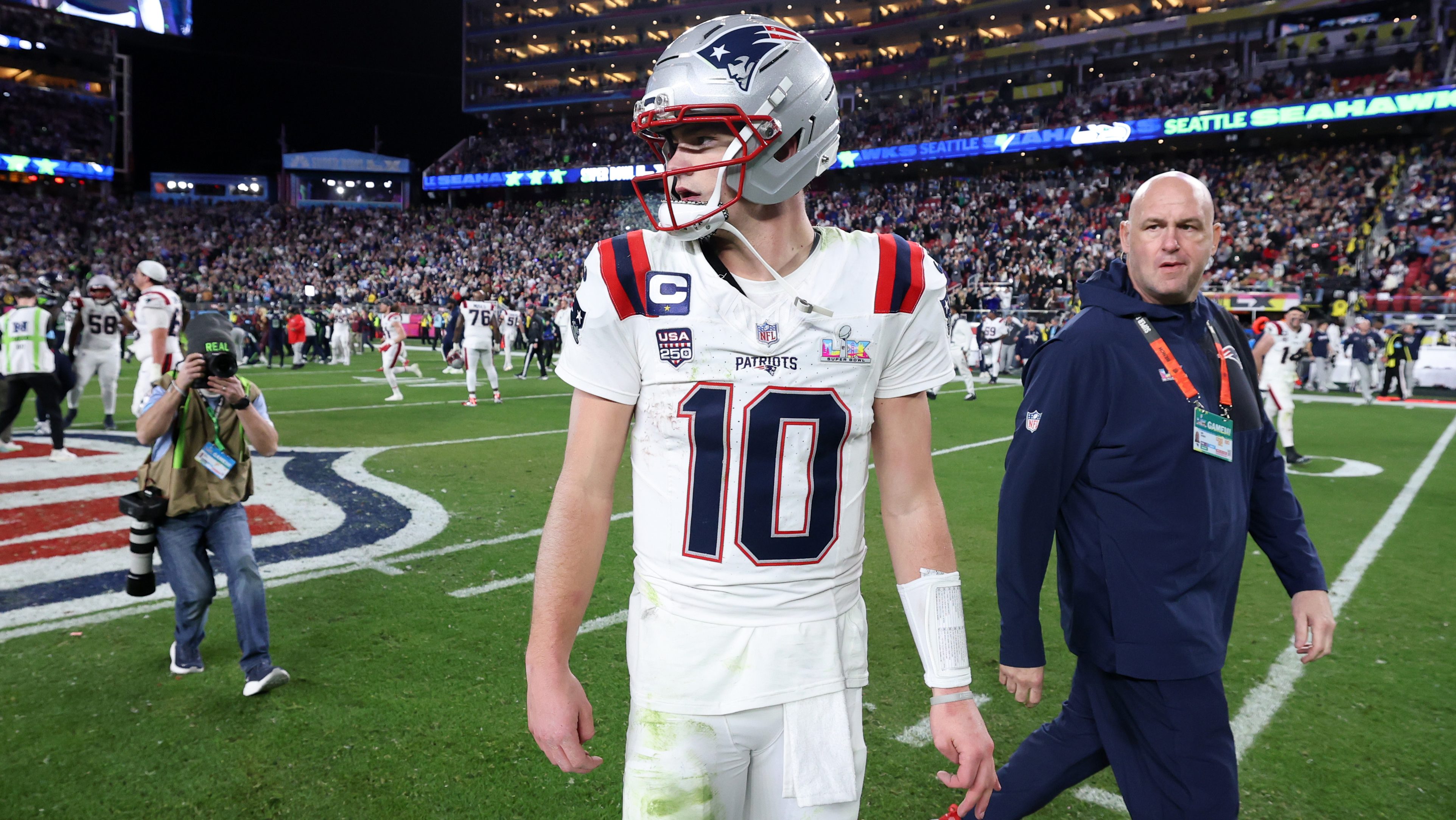 Patriots QB Drake Maye seeks advice from his idol after loss.