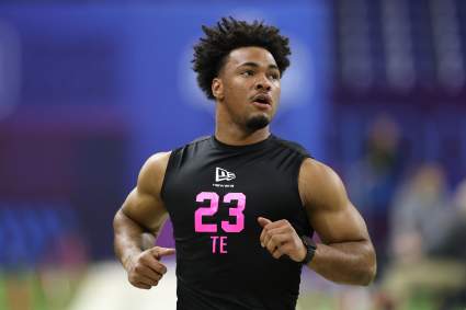 Oregon TE Kenyon Sadiq’s 40 Time at NFL Combine Sparks Vernon Davis Comparisons