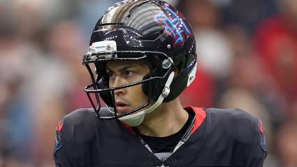 Texans Agree to Benchmark Contract With Record-Setting Veteran