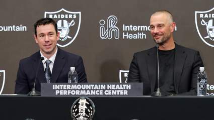 Insider Pinpoints Veteran QB Raiders Need to Sign